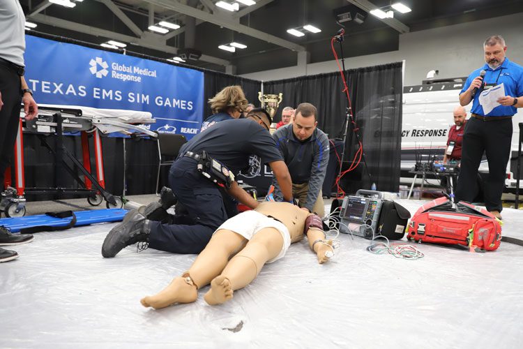 Attendees eating lunch in exhibit hall | Texas EMS Conference
